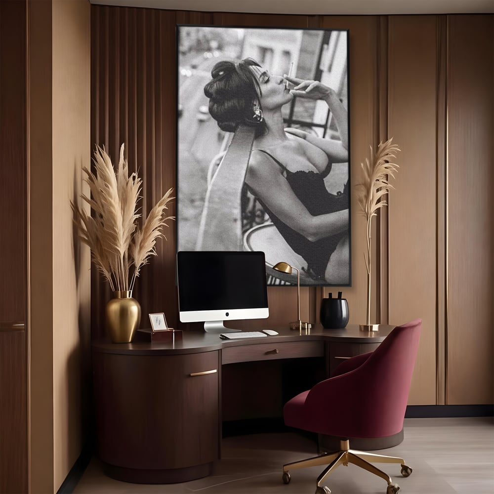 Tablou canvas cu tablou canvas cu femeie fumand pe balcon, in rama de aluminiu negru, pe perete intr-un birou